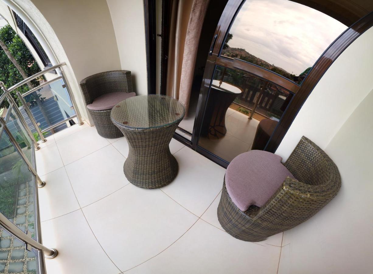 Eric Wilkins Apartments Lubowa ภายนอก รูปภาพ